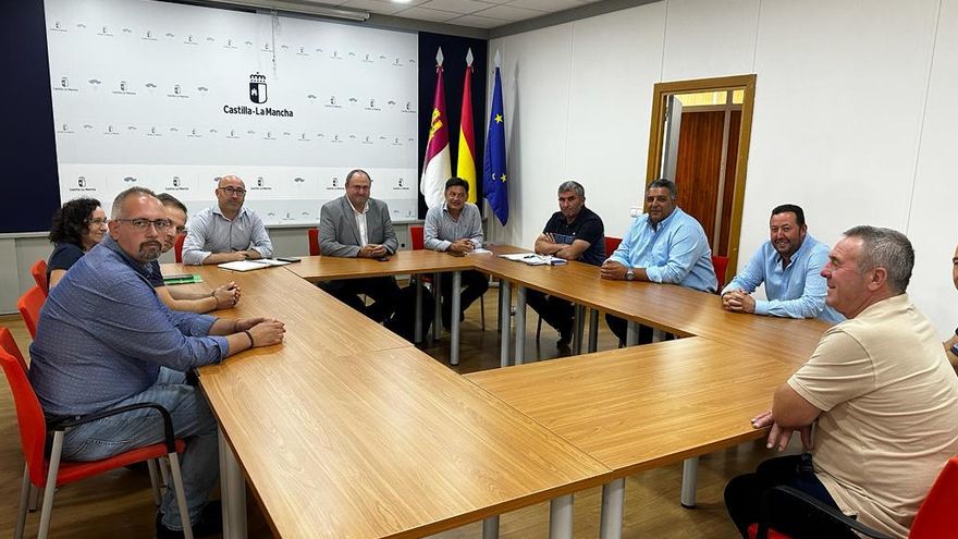 Reunión entre el consejero y los ganaderos