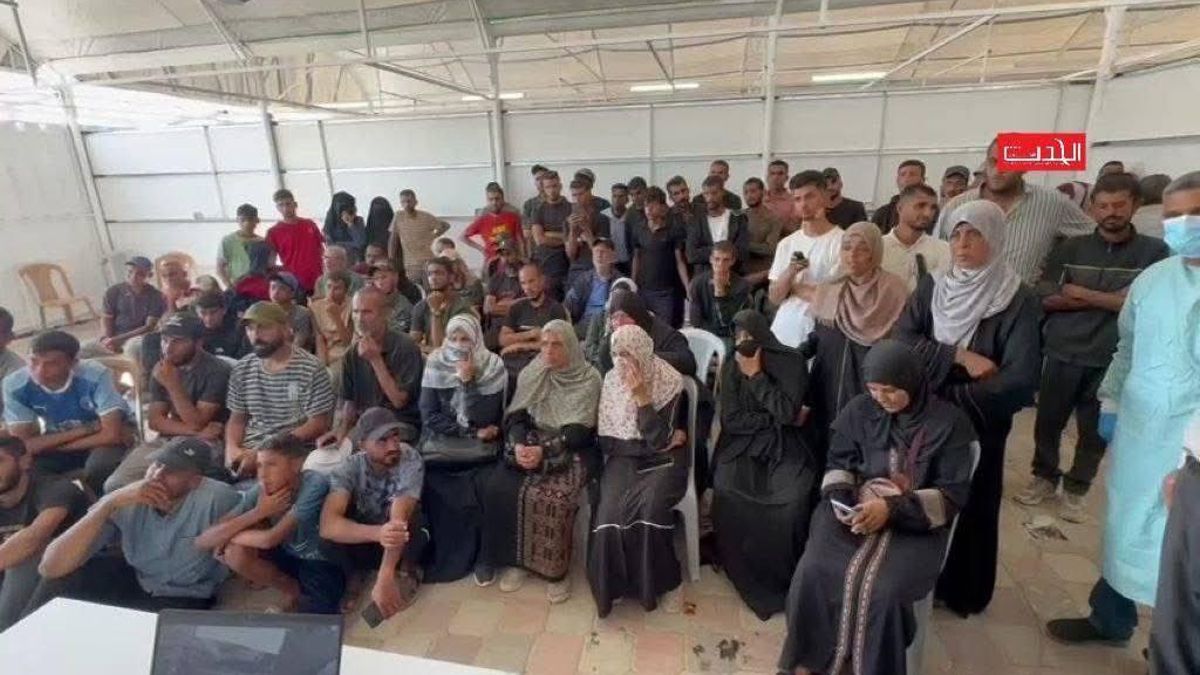 Familiares de palestinos desaparecidos en cárceles israelíes observan en Gaza imágenes de cadáveres entregados esta semana por Israel con signos de tortura y de ejecuciones
