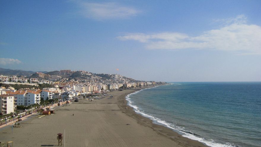 La playa de Málaga con más de siete kilómetros de arenal y perfecta para despedir el verano