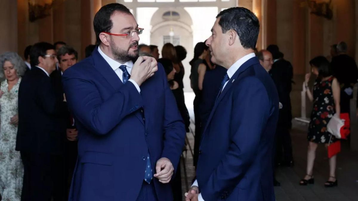 El presidente andaluz, Juanma Moreno, conversa con su homólogo asturiano, Adrián Barbón, en una imagen de archivo.