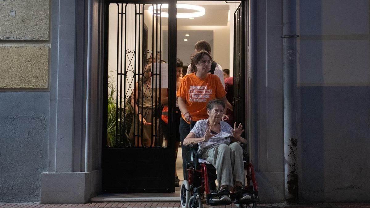 Maricamen sale a saludar al que era su portal durante una manifestación