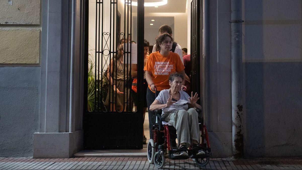 Maricamen sale a saludar al que era su portal durante una manifestación