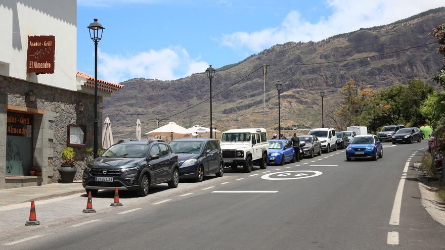 Coches aparcados en Tejeda