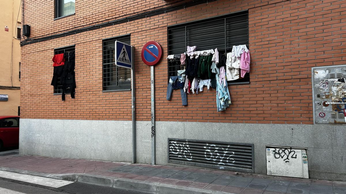 Ropa tendida en un piso de la calle del Cachero
