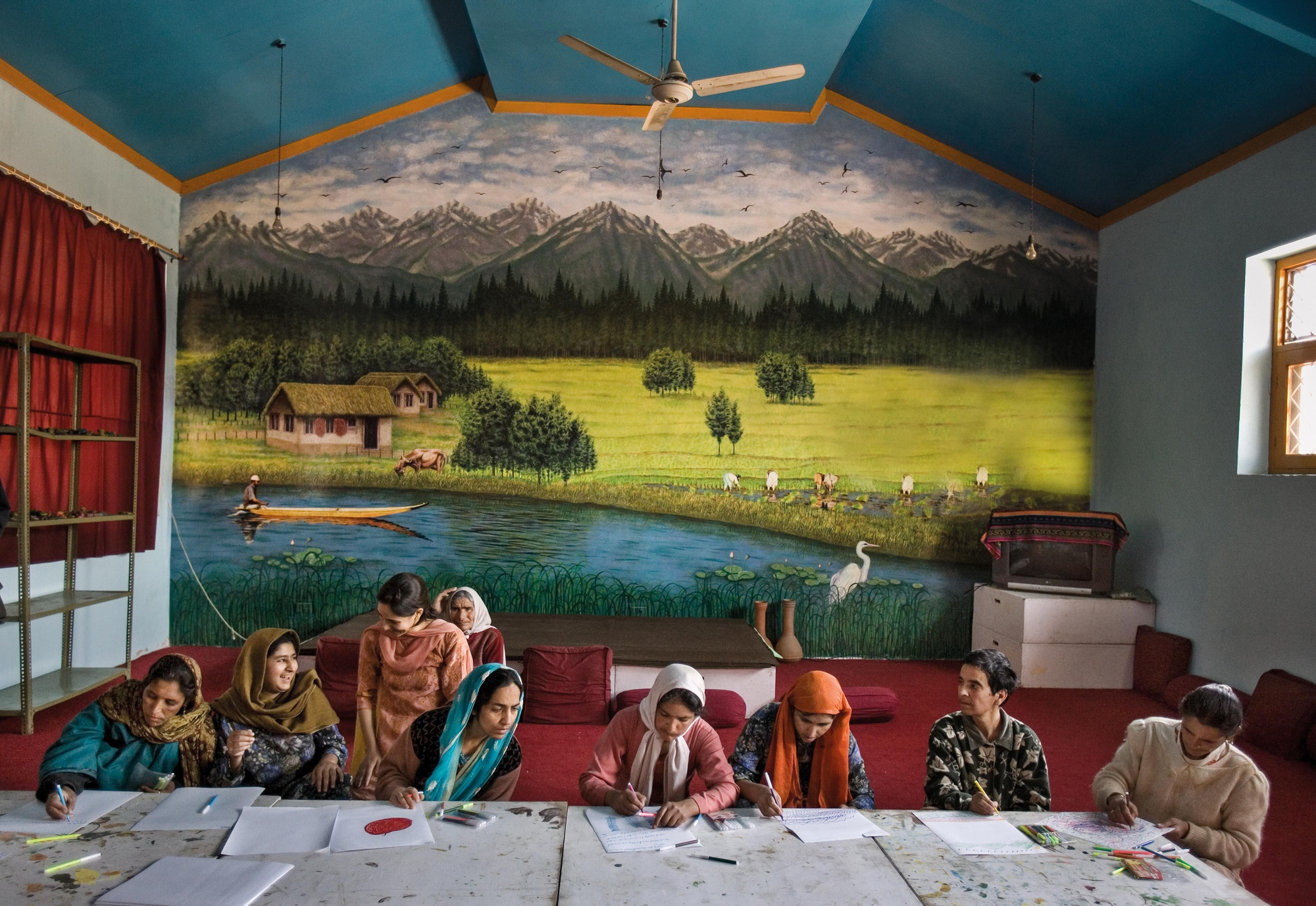 Tras regresar de un reportaje, el periodista Juanjo Millás escribía: «En cada casa, una carpeta desgastada guarda papeles de un secuestro, una tortura, una desaparición; es la locura que se respira en el estado indio de Cachemira». Antes de 1989, cada año se registraban unos 6000 pacientes con enfermedad mental. Veinte años después, eran más de 100 000. El hospital especializado de Srinagar contaba con un pabellón para mujeres, donde trabajaba un equipo de psicólogas de MSF. Las artes plásticas formaban parte fundamental del tratamiento.  (Srinagar, Jammu y Cachemira, India, 2009).