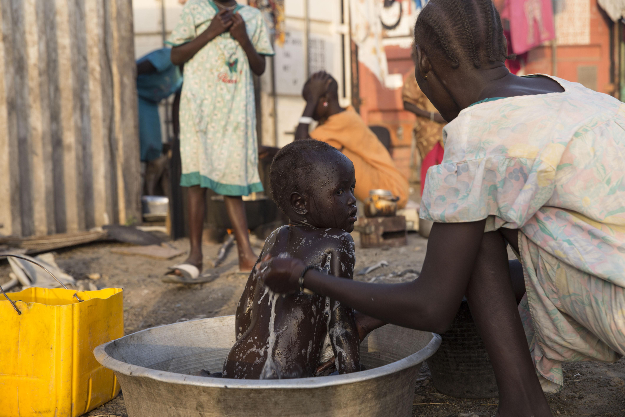 Los desplazados llegaron al PoC de Malakal en busca de un lugar donde protegerse de la violencia que estalló en diciembre de 2013. En 2015, la población del campo se ha duplicado con creces tras la llegada de 10.000 personas desplazadas en abril y de otras 16.000 que llegaron entre julio y agosto. Los recién llegados buscan abrigo en refugios improvisados que se ubican en zonas inundadas del campo que carecen de agua, duchas y letrinas. Fotografía: Anna Surinyach/MSF