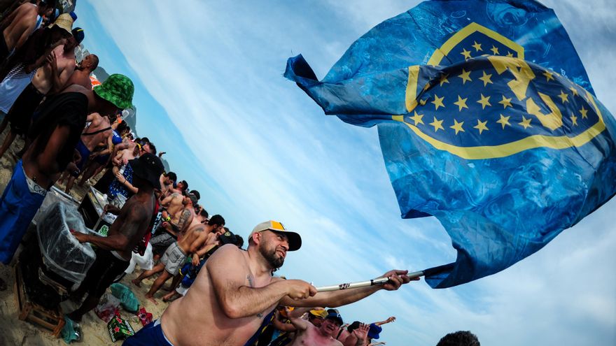 Carnaval en la playa: Copacabana recibió al club argentino más brasilero