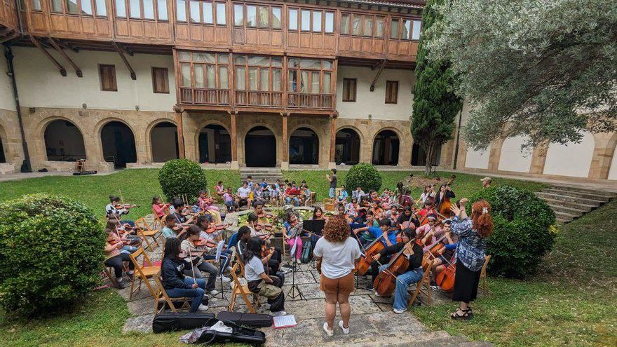 La música como herramienta para salir de la pobreza: crean en Bilbao una orquesta de cientos de menores sin recursos