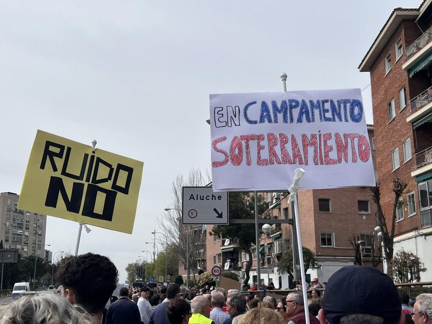 Pancartas en la protesta de la A-5