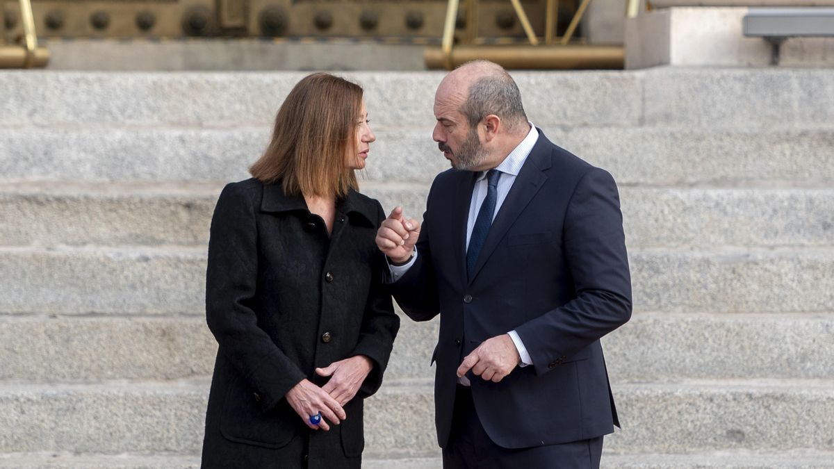 Archivo - La presidenta del Congreso, Francina Armengol, y el presidente del Senado, Pedro Rollán, durante el acto de Izado Solemne de la bandera de España, frente al Congreso de los Diputados, a 6 de diciembre de 2024, en Madrid (España).