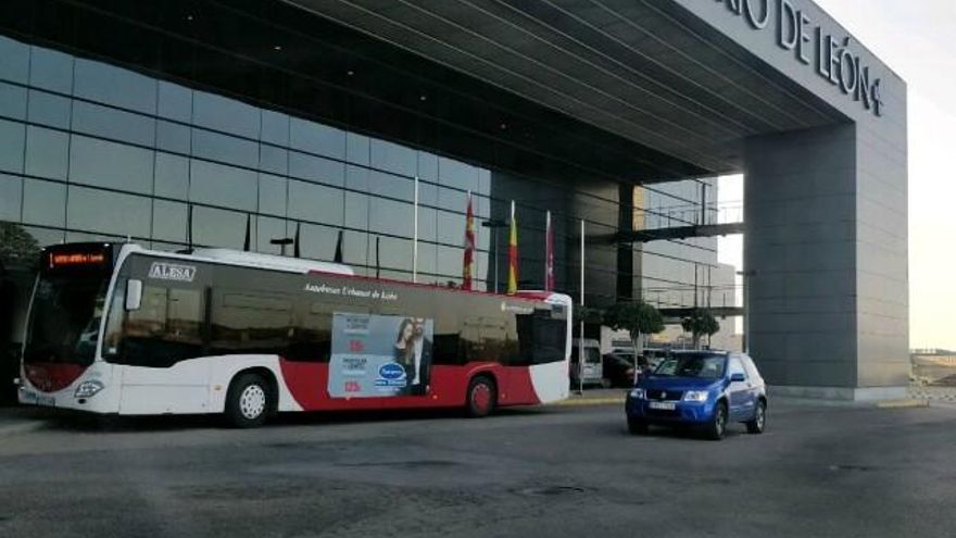 Ese altísimo techo del propio Hospital de León es el único, y poco útil, resguardo de los usuarios del autobús urbano.