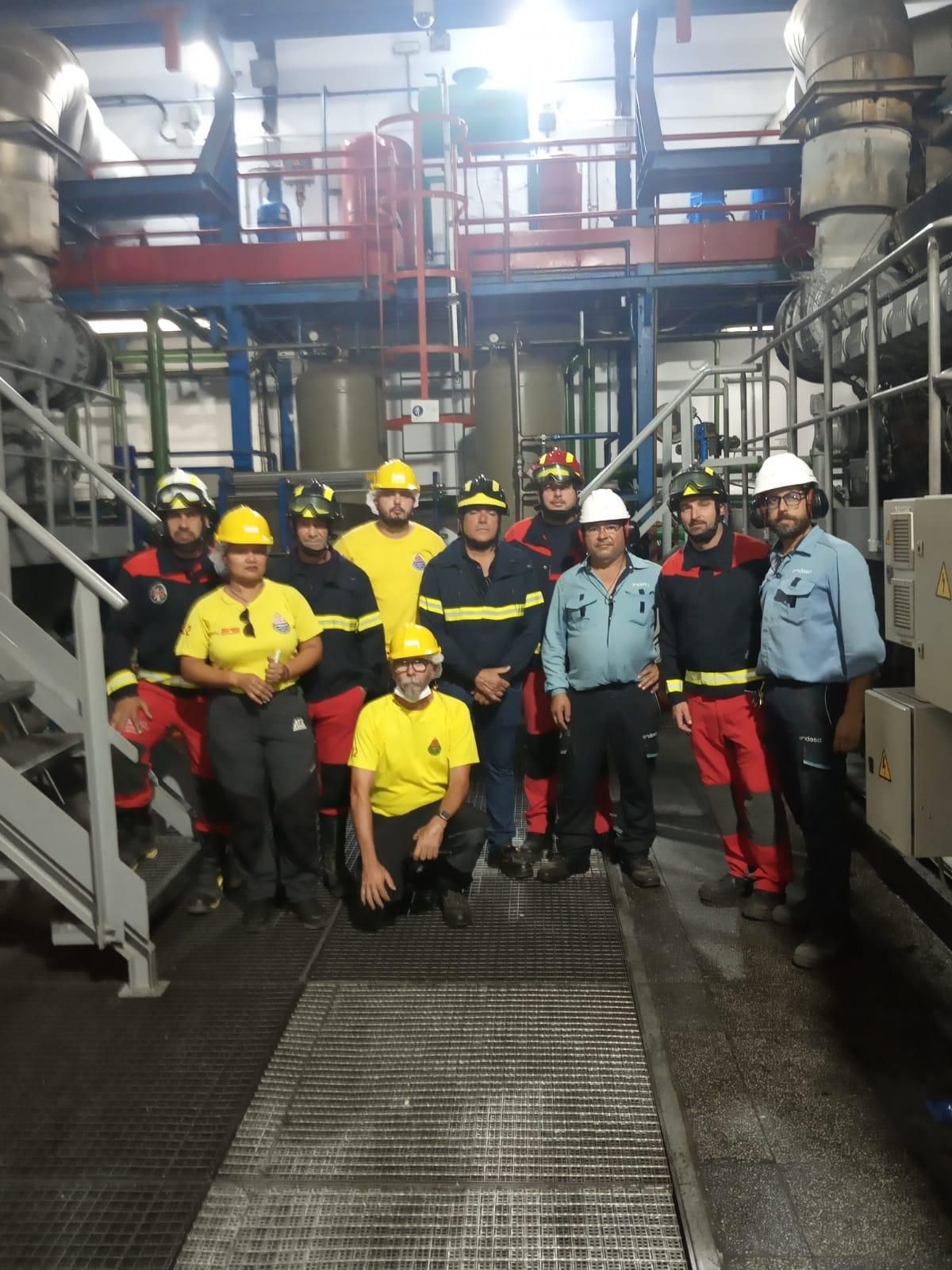 Un momento de la intervención de los bomberos y el personal de Endesa durante el curso.