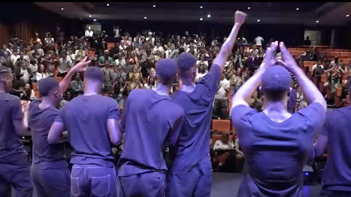 Los actores, al finalizar la representación, recibiendo la ovación del público en Madrid.