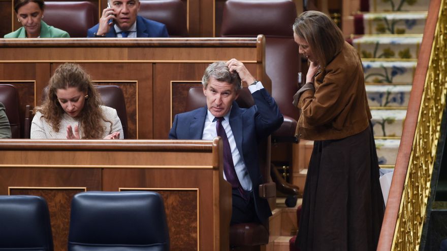 El presidente del PP, Alberto Núñez Feijóo (c), durante una sesión plenaria en el Congreso de los Diputados, a 23 de septiembre de 2025, en Madrid (España).