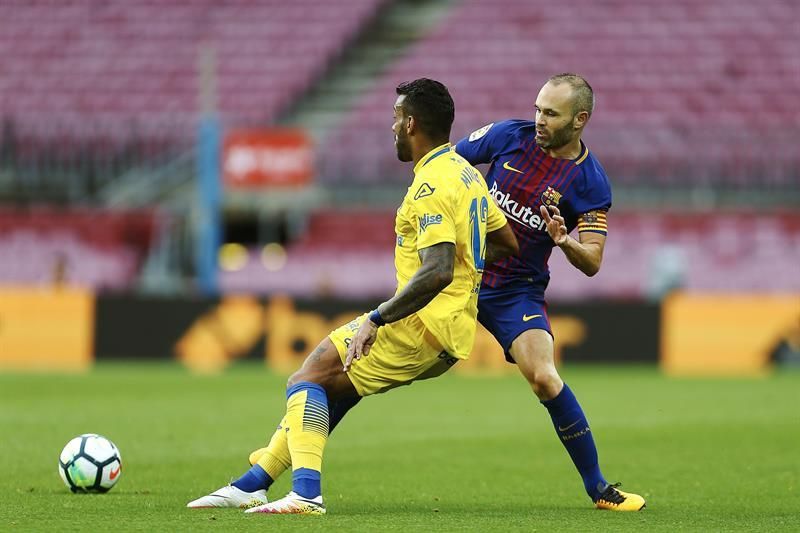 Michel Macedo y Andrés Iniesta. EFE/Alejandro García