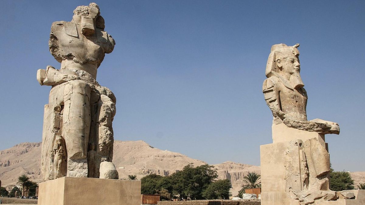 El Ministerio de Turismo y Antigüedades anunció que las estatuas de alabastro, de hasta catorce metros y medio, volvieron a su lugar