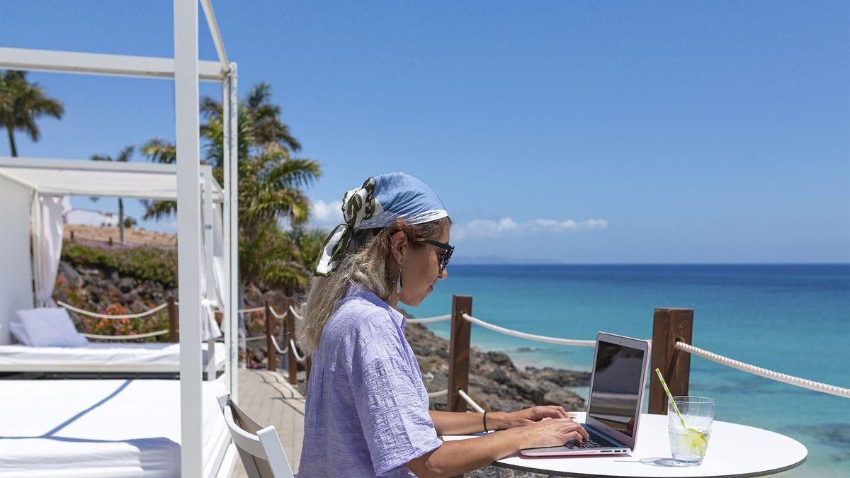 Mujer teletrabajando