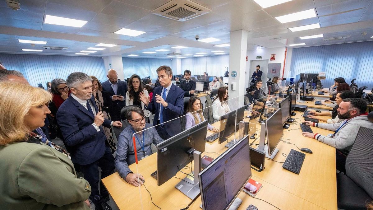 Marlaska durante su visita el Centro de Tratamiento de Denuncias Automatizadas de la DGT en León.