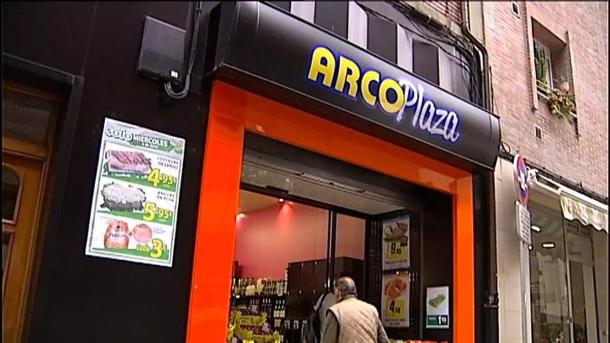 Un cliente accede a un establecimiento de ArcoPlaza.