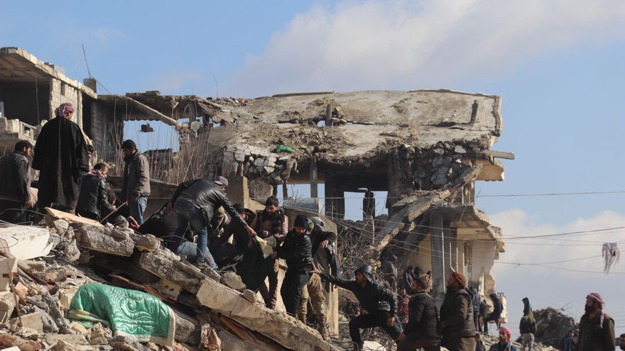 En busca de los atrapados bajo los escombros del terremoto en Siria: "Oímos las voces y no podemos responder"