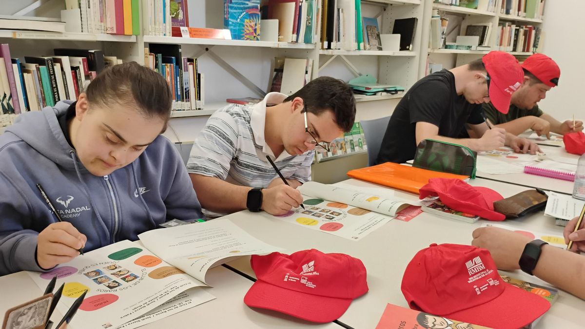 Algunos de los usuarios mientras trabajan en las actividades que les han mandado para el club de lectura