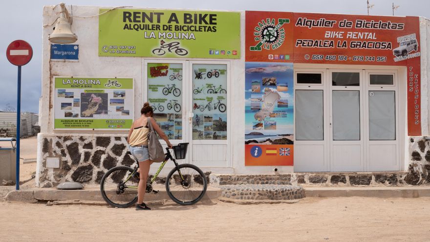 Una visitante alquila una bicicleta en La Graciosa