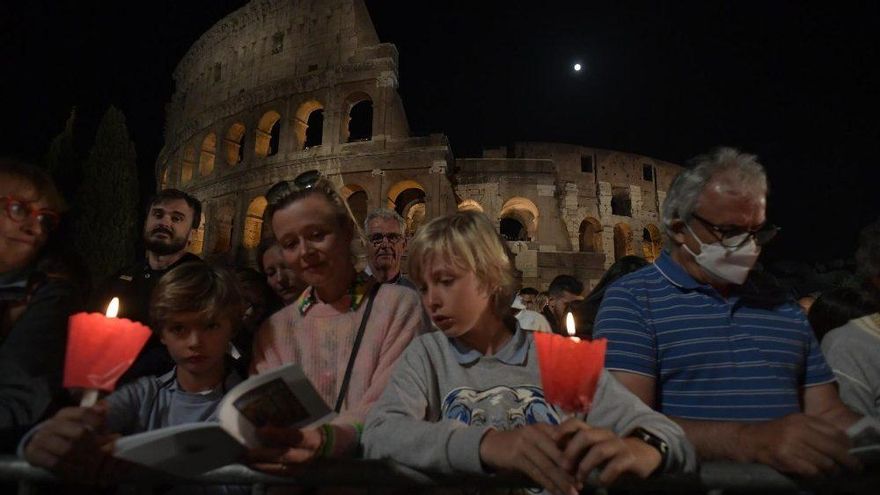 El papa Francisco pidió que "los adversarios se den la mano" en un Vía Crucis marcado por la guerra
