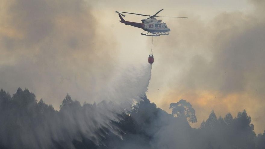 Helicóptero del 112 interviene en la extinción de un incendio en Cantabria.