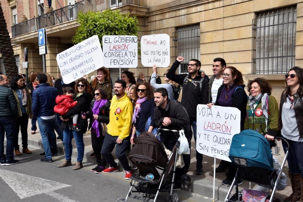 Manifestantes en la protesta por unas pensiones dignas en Murcia