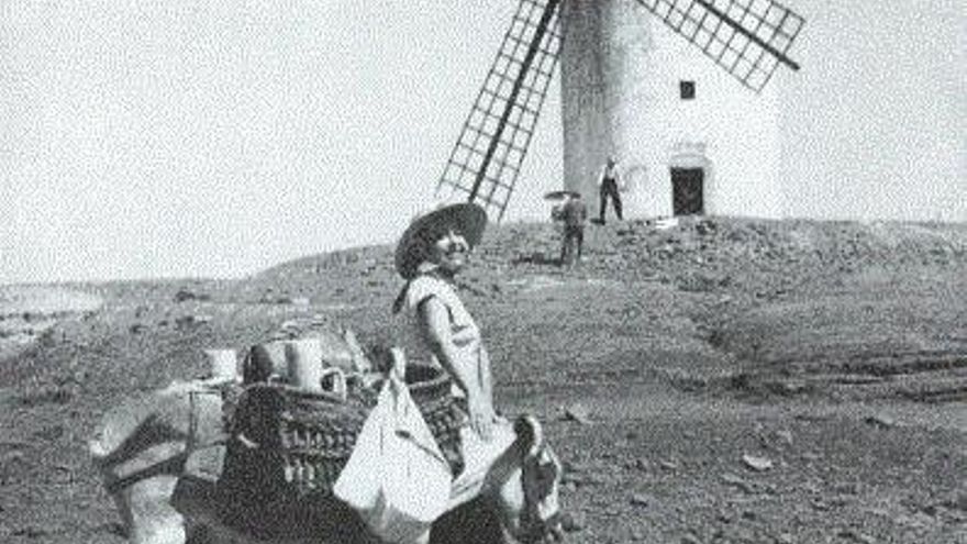 Josita junto al molino 'El Doncel'