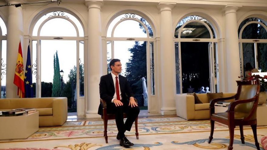 El presidente del Gobierno, Pedro Sánchez, antes de comenzar una entrevista en el Palacio de la Moncloa.