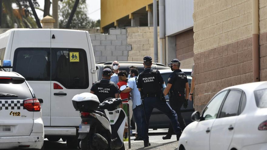 Varios agentes y vehículos de la Policía Local de Ceuta acompañan a menores no acompañados hacia una furgoneta, en las inmediaciones del Polideportivo Santa Amelia, en Ceuta