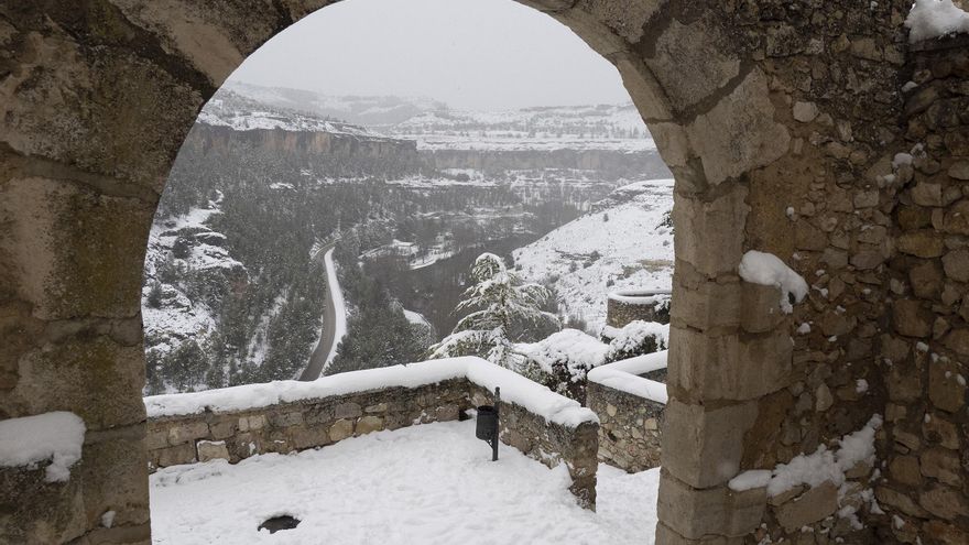 Vista desde la plaza del Trabuco de la nieve caída sobre la hoz del río Júcar en Cuenca