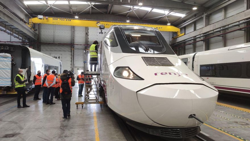 Los trenes están siendo repintados y reformados por dentro; imagen de uno de ellos en Madrid