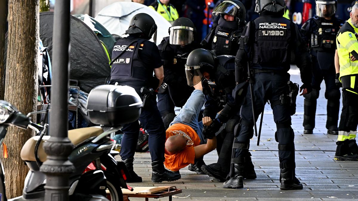 La Policía Nacional saca a rastras a un activista que se ha concentrado este miércoles en la calle del Alcalde Sainz de Baranda, en el madrileño distrito de Retiro, en las proximidades del domicilio donde se ha ejecutado el desahucio de Maricarmen, una anciana de 87 años.