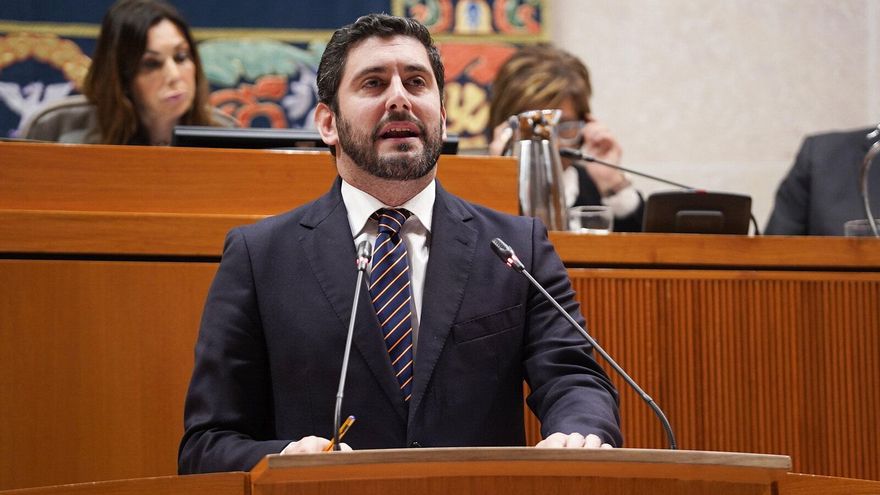 La presidenta de las Cortes, de Vox, la lía al ordenar que se retiren del Libro de Sesiones unas críticas a Santiago Abascal