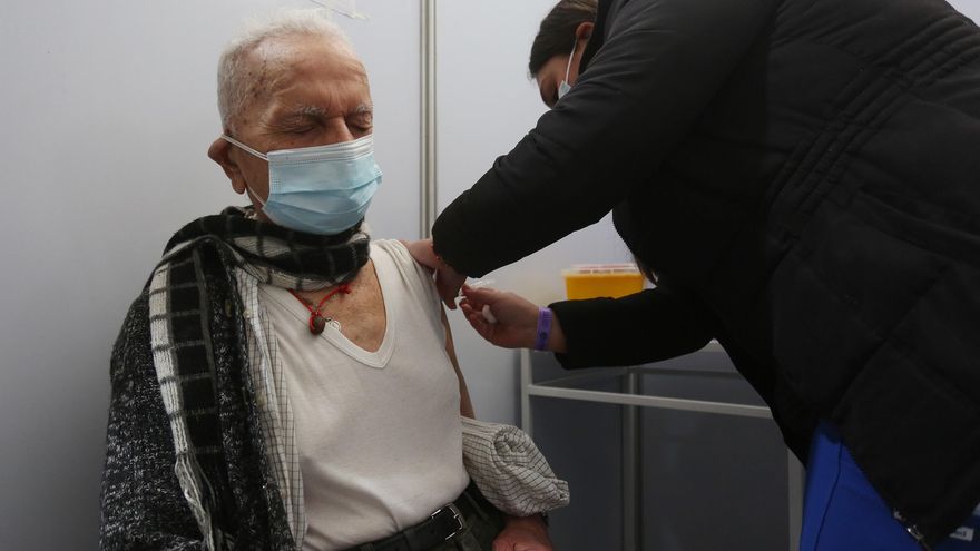 Un estudio en porteños mayores de 60 años confirmó la alta eficacia de las vacunas