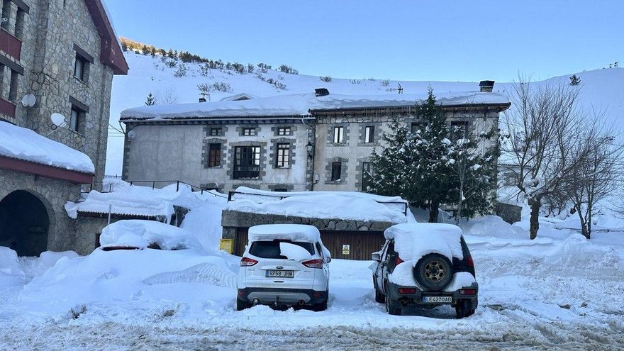 Los pueblos de la montaña bajo los problemas de la nieve.