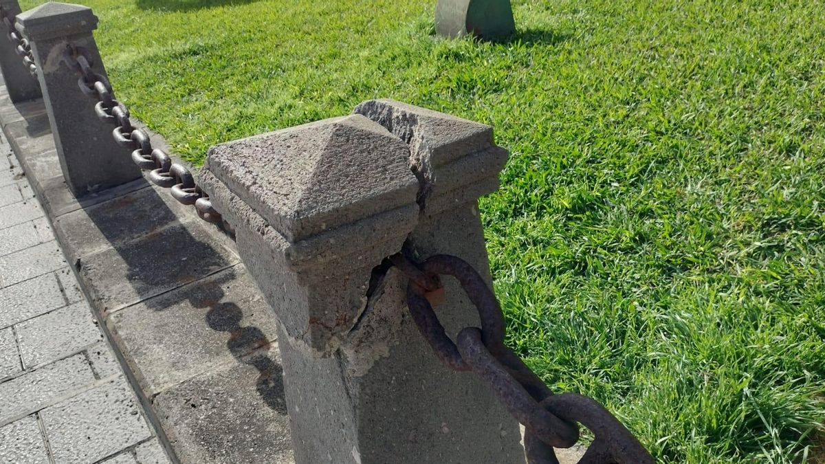 Bolardos donde se apoyan las cadenas  en la avenida Marítima de Santa Cruz de La Palma (imagen cedida por NC-BC)