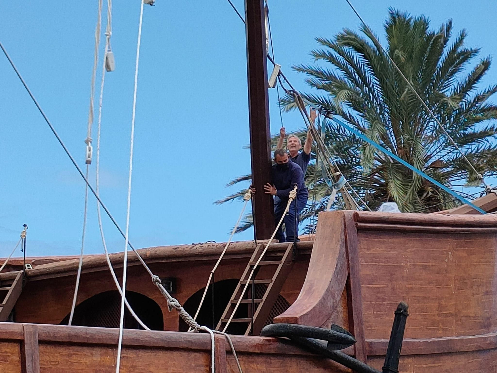 Un momento de las tareas de colocación del mástil. LA PALMA AHORA