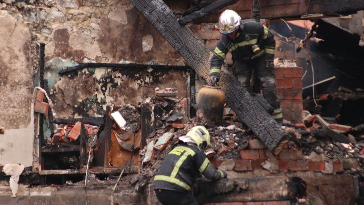 La explosión de gas y el posterior incendio provocó el derrumbe de un edificio en el barrio de La Albericia de Santander, que se saldó con tres víctimas mortales y una decena de heridos, ocho de ellos hospitalizados.