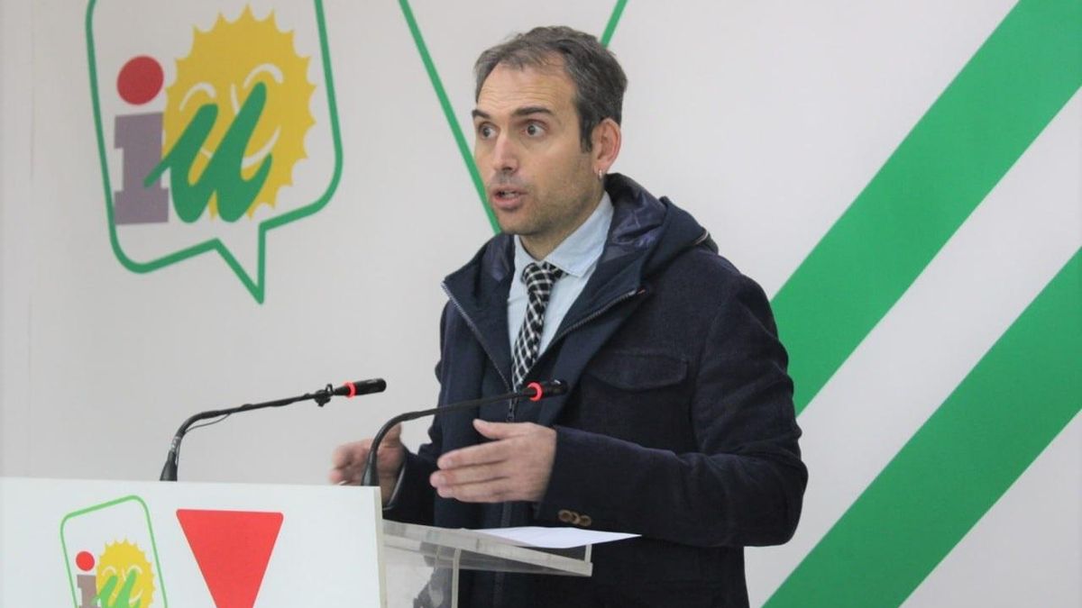 El coordinador general de IU Andalucía, Toni Valero, en rueda de prensa en Málaga.