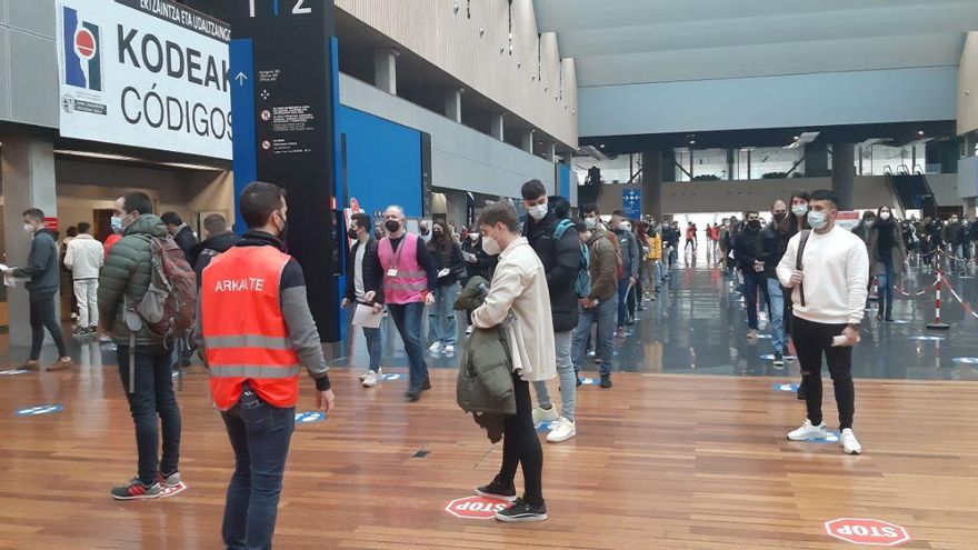 Filas de convocados al examen en el BEC