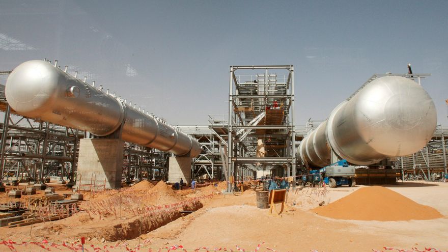 Imagen de archivo de una planta petrolífera de Aramco en el desierto, a unos 160 kilómetros de Riad (Arabia Saudí).EFE/ Ali Haider