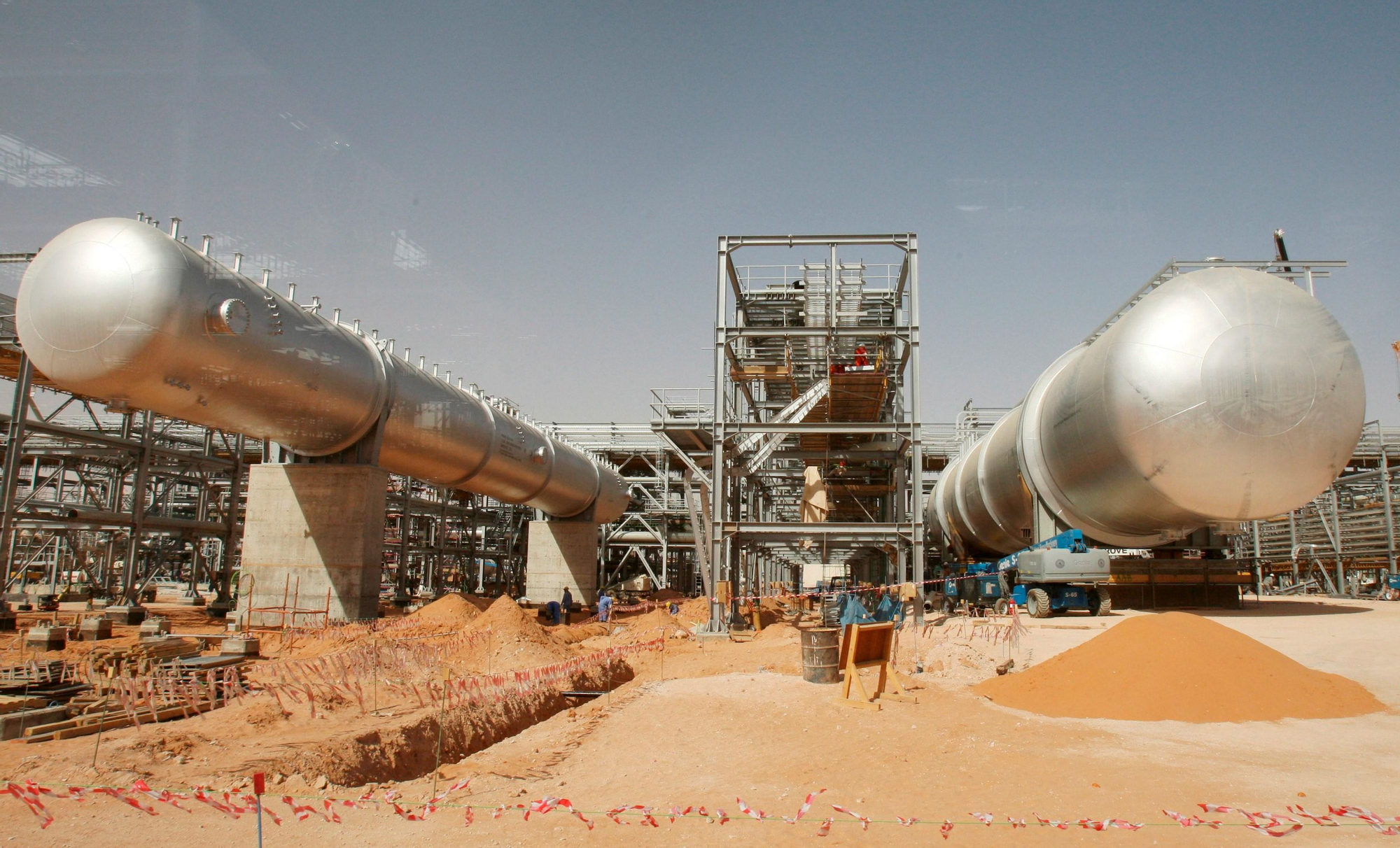 Imagen de archivo de una planta petrolífera de Aramco en el desierto, a unos 160 kilómetros de Riad (Arabia Saudí).EFE/ Ali Haider