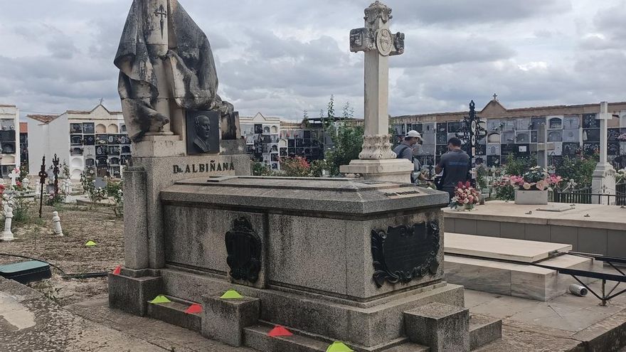 Empieza la excavación de una fosa con nueve fusilados por el franquismo sobre la que se colocó un mausoleo fascista