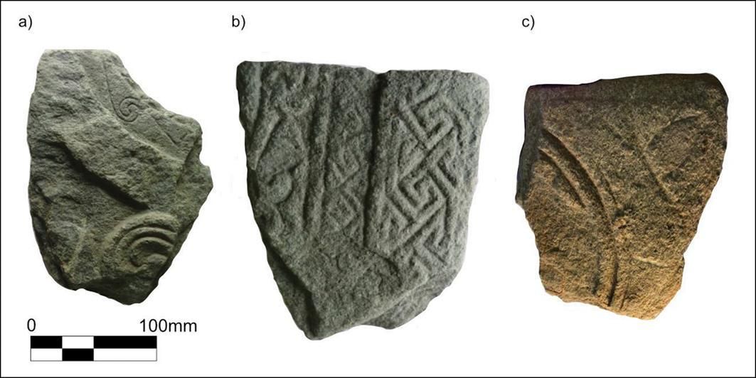 Fragmentos de esculturas medievales tempranas recientemente identificados de Lios Mòr: a) fragmento de losa transversal de T10; b) fragmento de losa transversal con patrón clave de T12; c) fragmento de losa transversal de T5