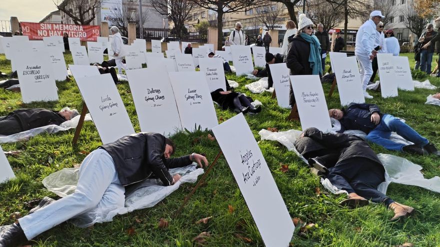 Una performance ciudadana recuerda a las víctimas de la Legión Cóndor en Santander: "No pararemos hasta que sean recordados, porque son nuestra historia"