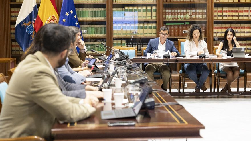 Pablo Rodríguez (en el centro), en la comisión para abordar las afectaciones de la Ley de Costas