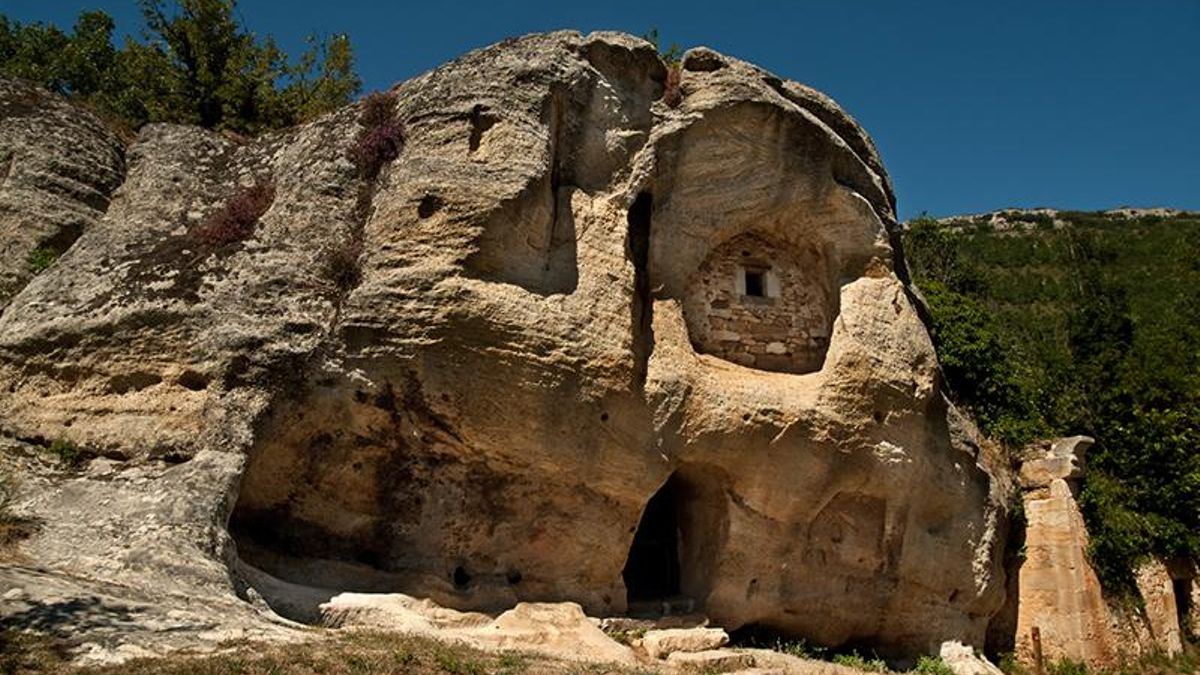 El valle de Cantabria con iglesias-cueva y ermitas que conservan restos de arte rupestre